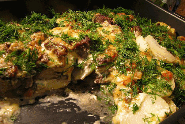 Картошка с грибами в майонезе. Картошка с мясом и грибами. Картошка с мясом и грибами в духовке. Картошка под мясом с грибами. Картошка с грибами и мясом в духовке на Протвине.